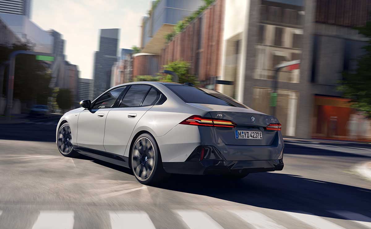 Automóvil de BMW circulando en ciudad