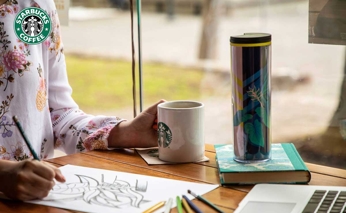 Persona tomando café de Starbuks en Toluca, computadoras.
