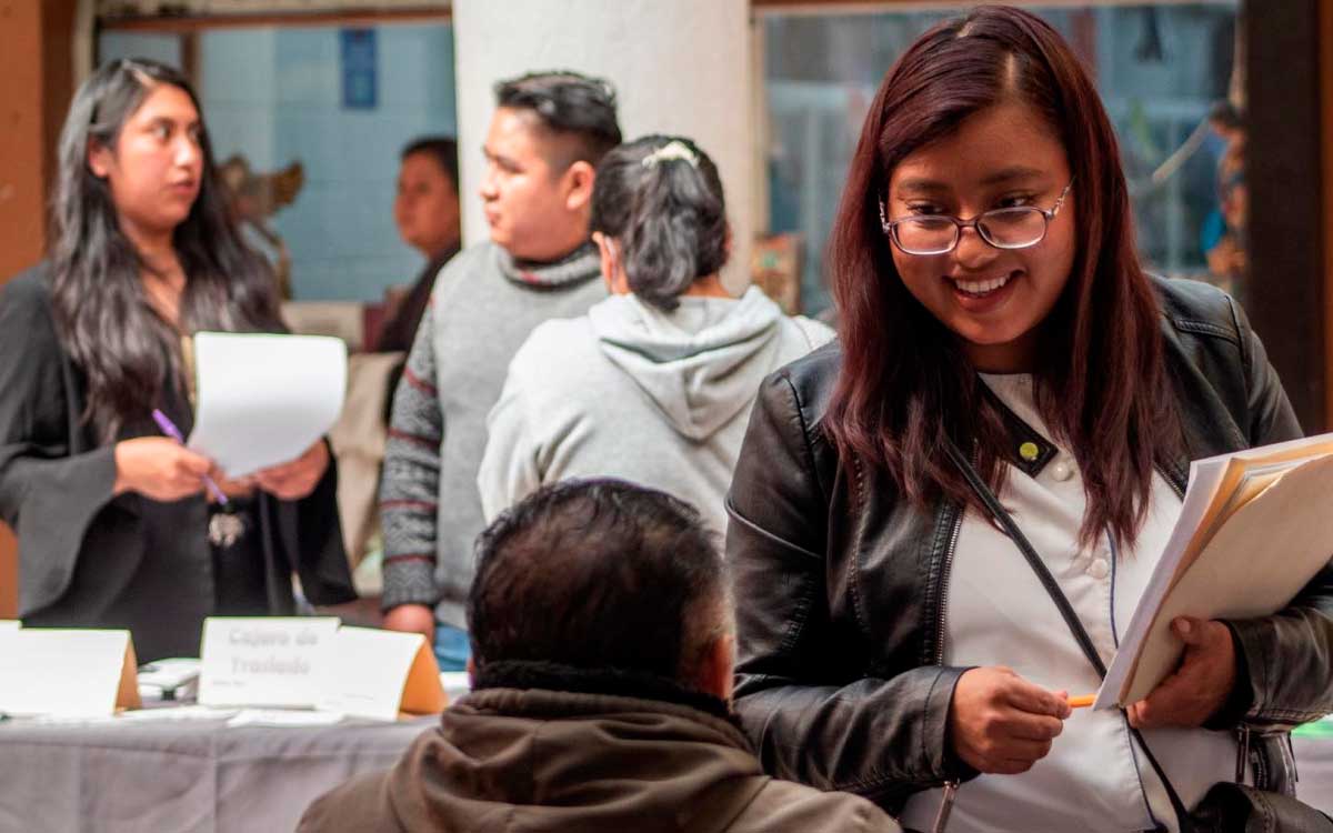 persona entregando solicitud de trabajo en los martes de empleo en toluca 2023