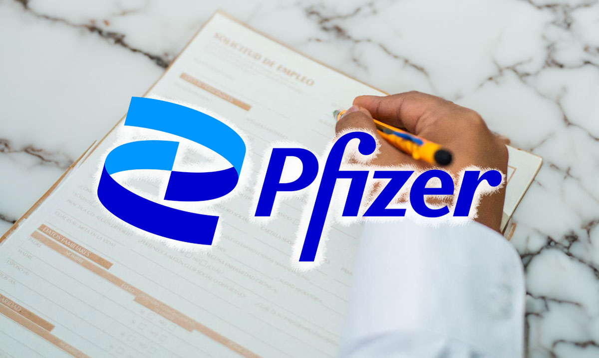 Mano llenando solicitud de trabajo y logo de Pfizer