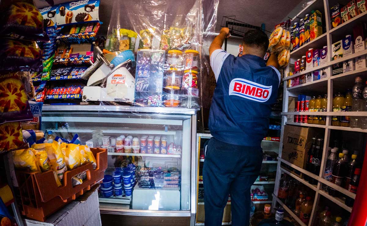 Repartidor de Grupo Bimbo dentro de una tienda