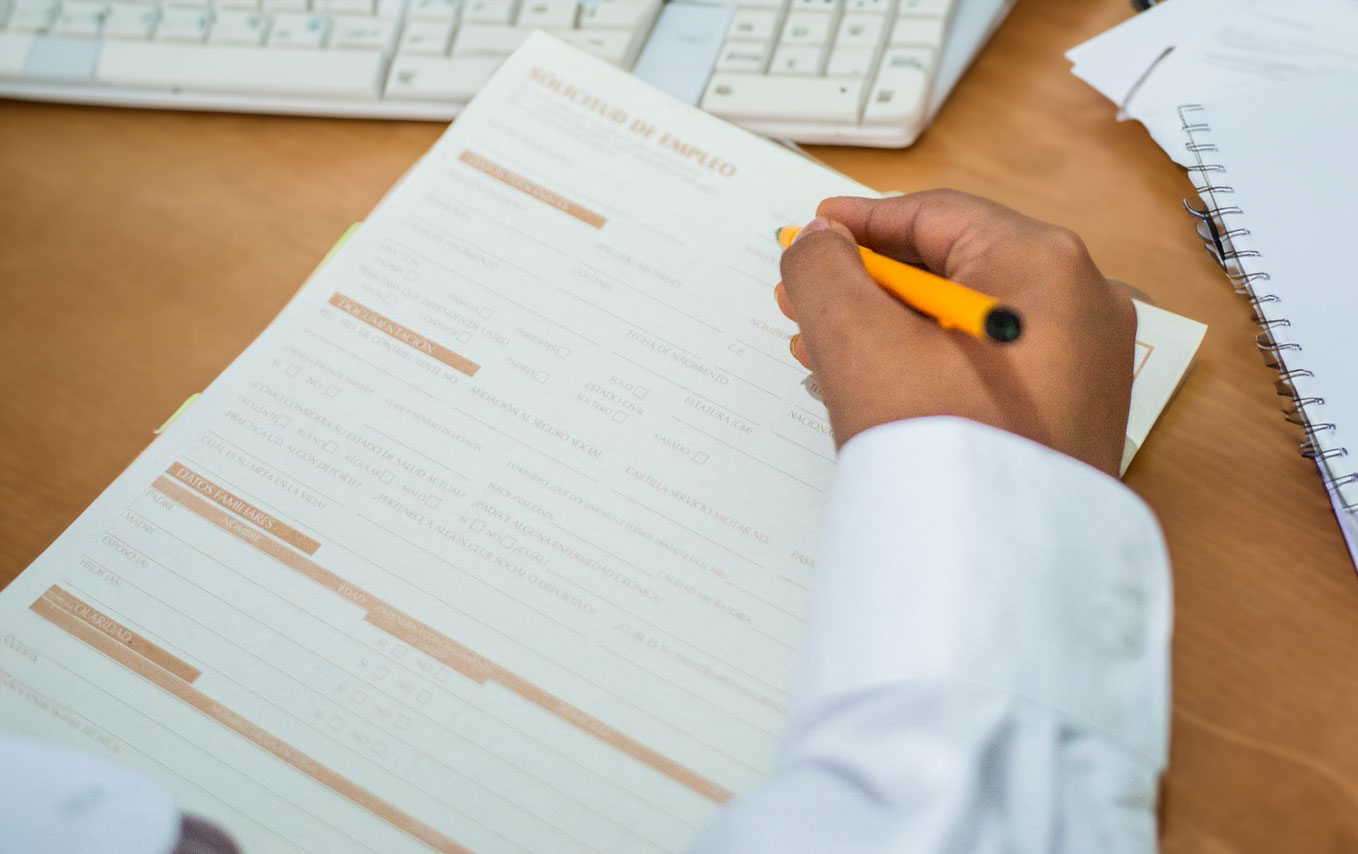 Persona llenando solicitud de empleo