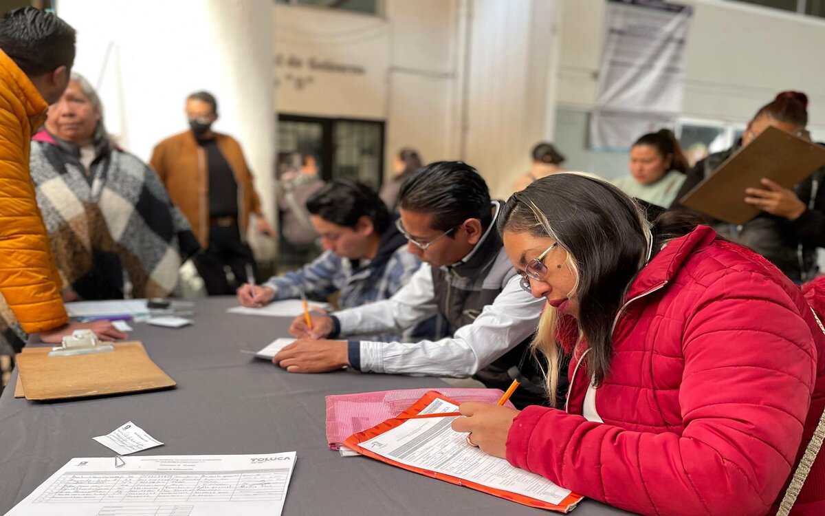 personas recultando gente en jornada de trabajo Toluca 2024