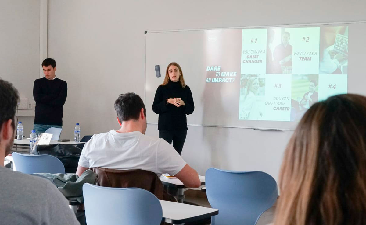 Personas tomando un curso de capacitación