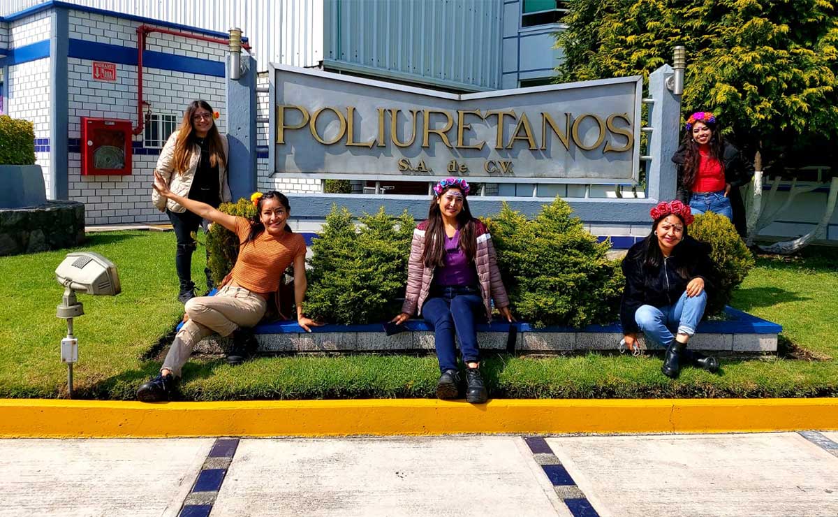 Fachada de la fábrica Poliuretanos en Toluca, personas tomándose una foto.