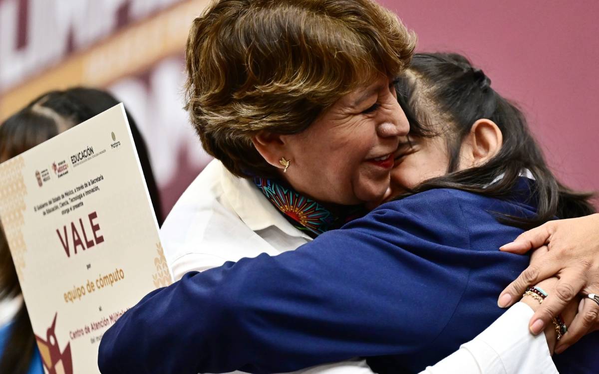delfina entregando computadoras edomex