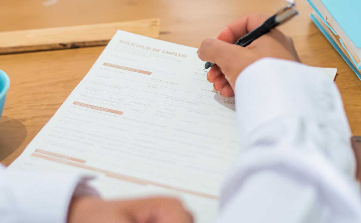 Persona llenando una solicitud de empleo