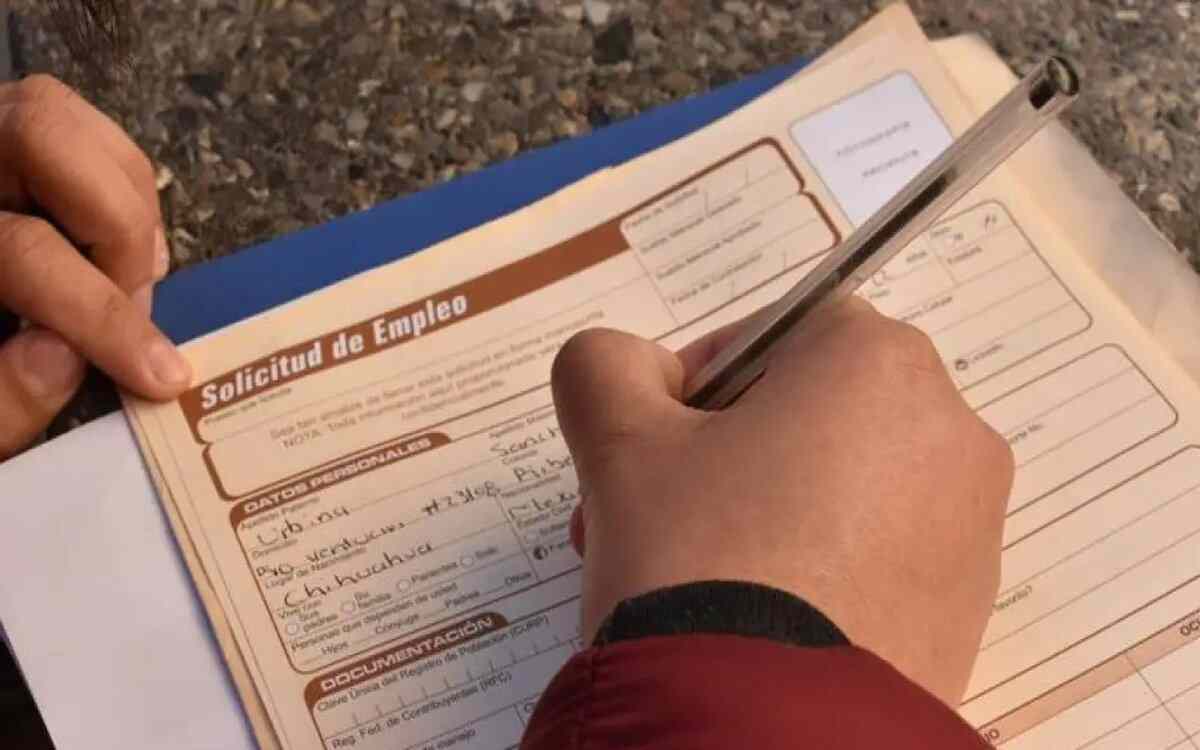 persona llenando solicitud para feria de empleo en temoaya