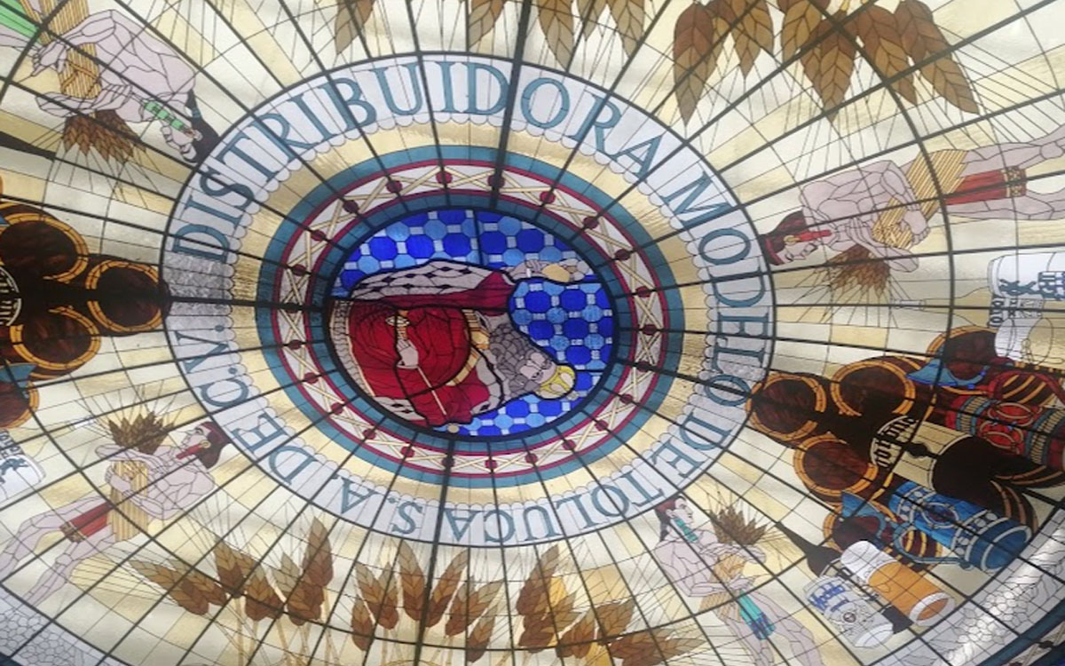 vitral del centro de distribución de grupo modelo en toluca