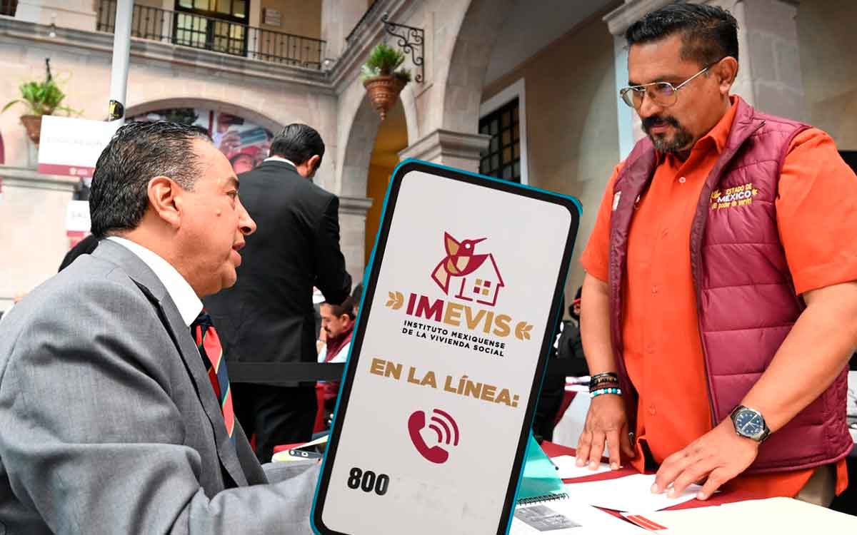 persona en oficina vivienda social estado de mexico