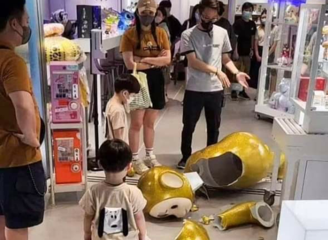 niño y pareja aterrados por pagar más de 80 mil pesos del mega teletubbie