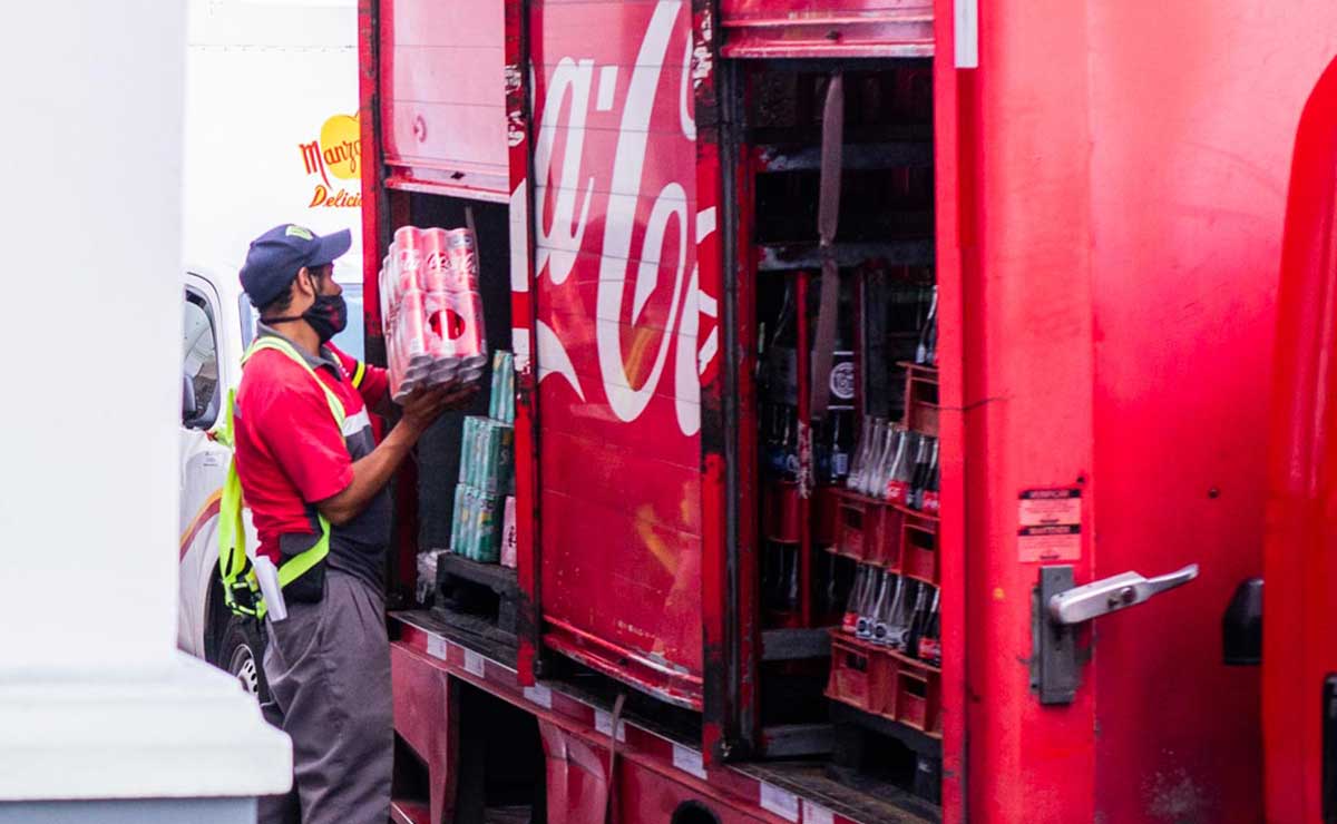 Persona bajando productos de Coca-Cola de un camión