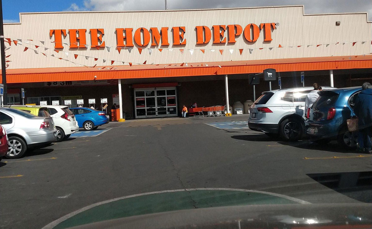 Fachada exterios de The Home Depot en Toluca, logo, carros, oferta de empleo.