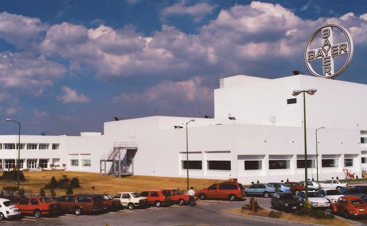 Corporativo Bayer, fachada exterior, carros en el estacionamiento.