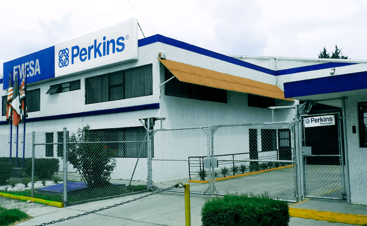 Fachada exterior, pinos, logo, equipo y motores europeos.