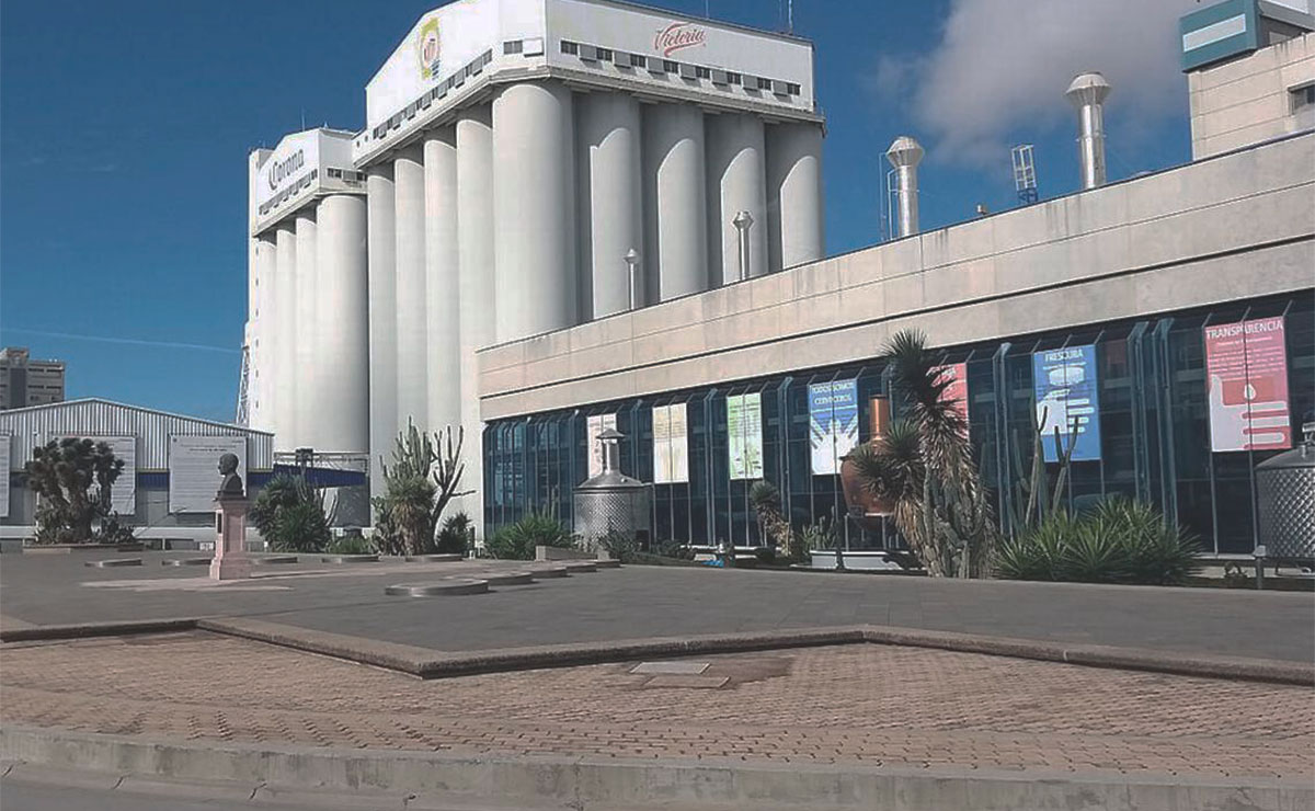 Empresa Grupo Modelo Toluca, exterior de la fábrica, plantas, ventanas.