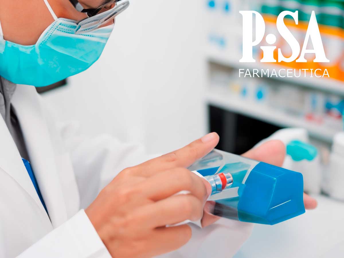 PiSA Farmacéutica, químico analizando pruebas