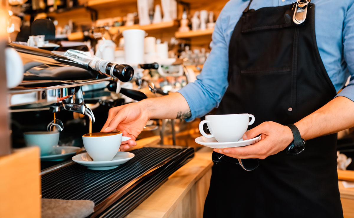Persona trabajando en cafetería de Toluca