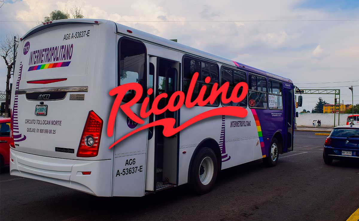 Camión interurbano en la calle con logo de Ricolino en la pantalla