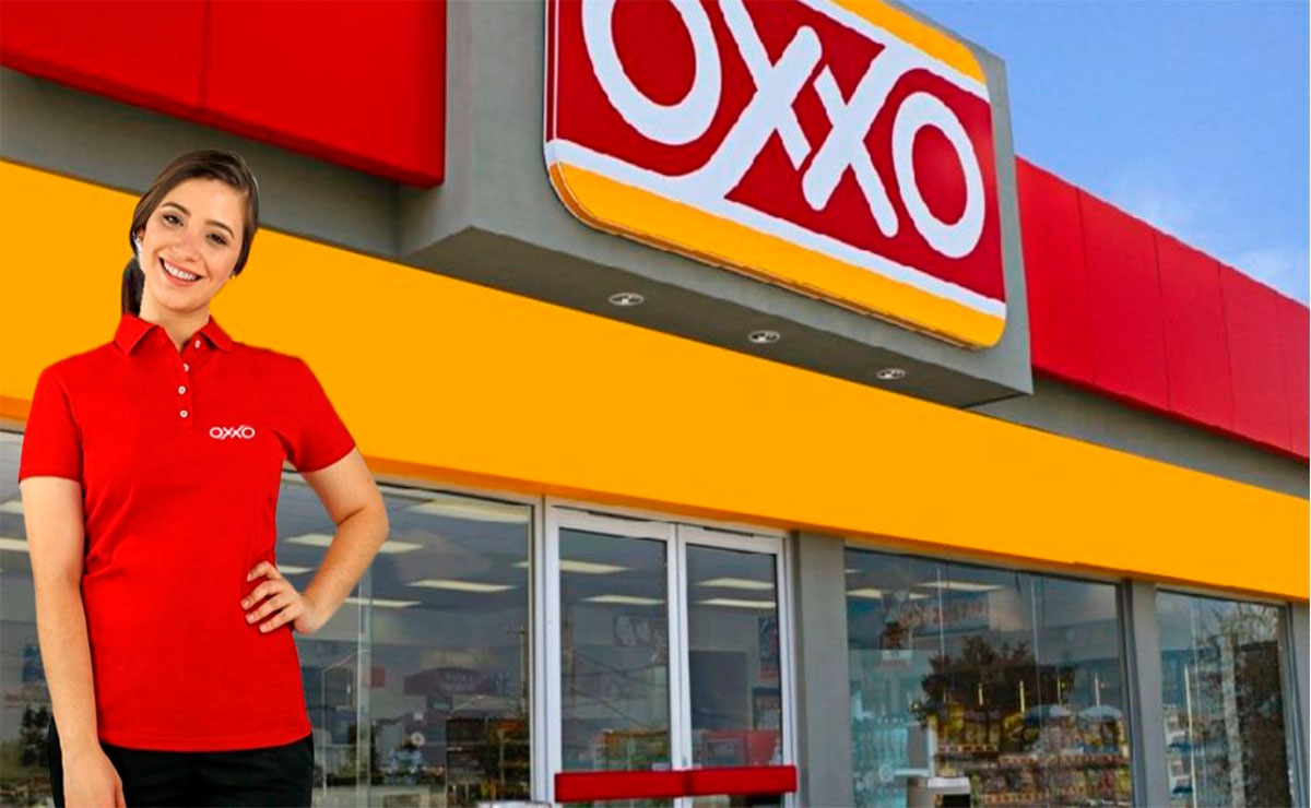 Trabajadora de OXXO afuera de la tienda.