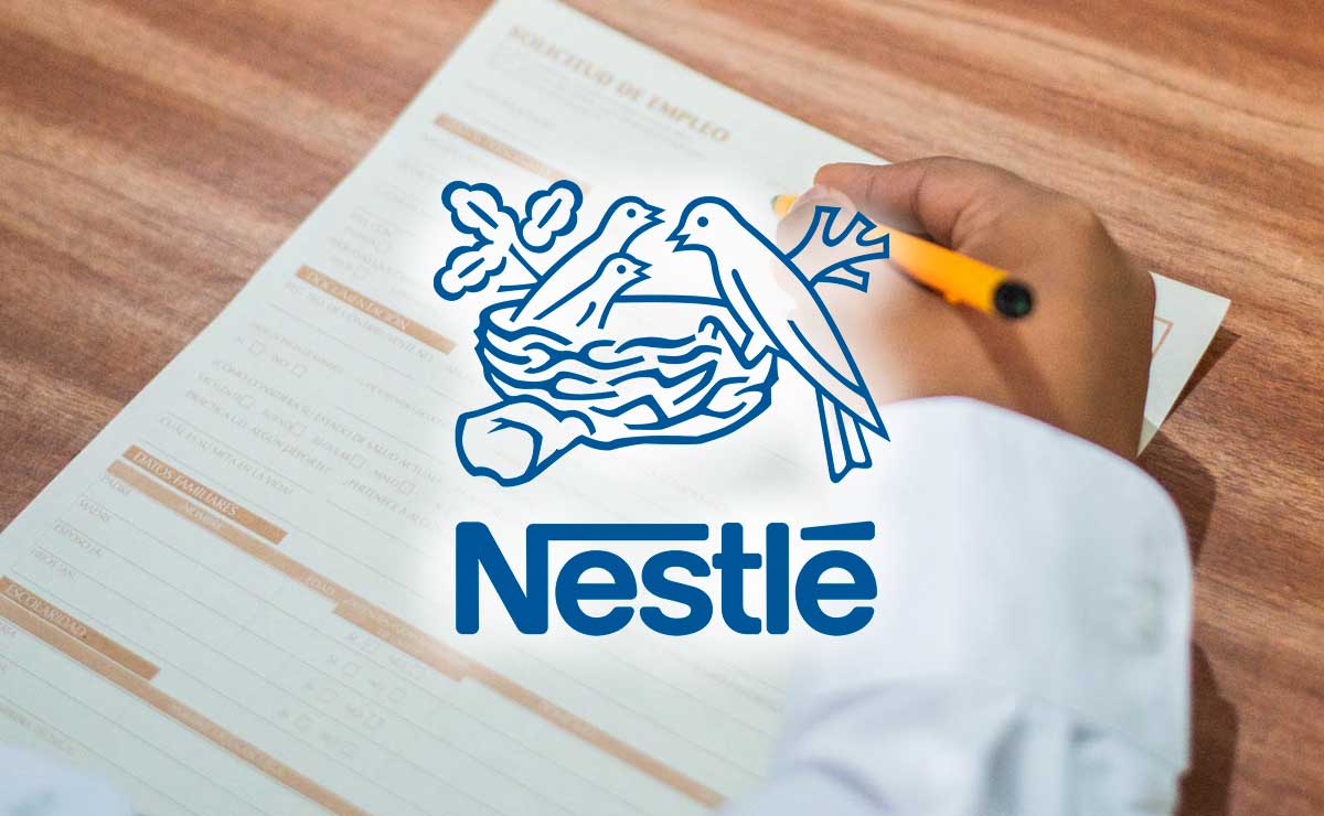 Persona llenando solicitud de trabajo sobre una mesa