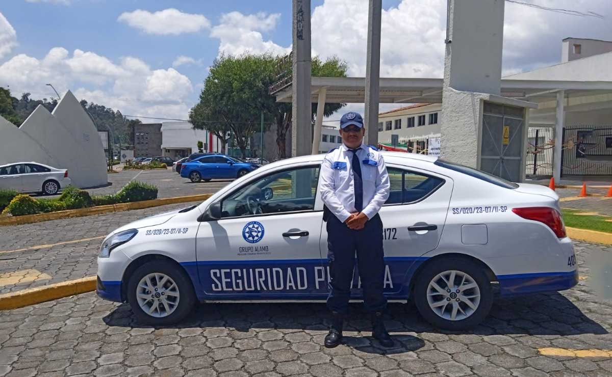 Grupo Alamo, una persona con uniforme de guardia de seguridad posando con su coche