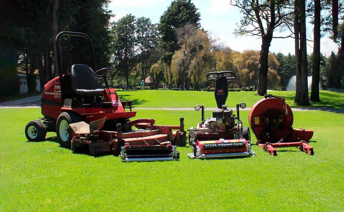 Club de Golf San Carlos, campo de golf con maquinas para cortar el pasto