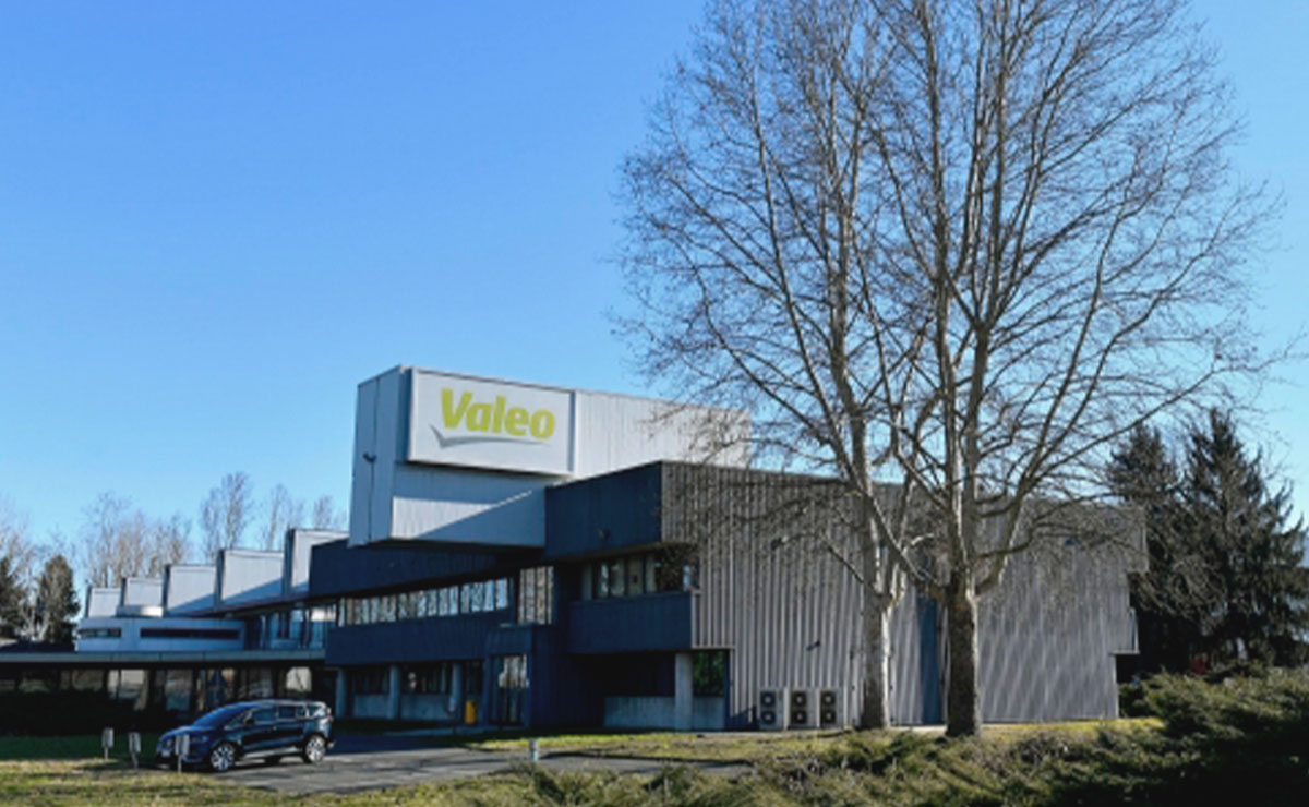 Fachada por fuera de la empresa Valeo en Toluca.